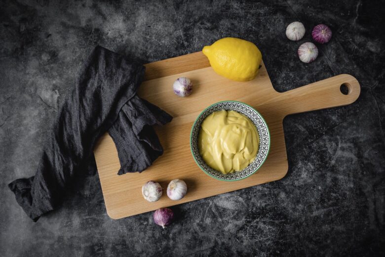 Aioli Vegan auf Brett von oben