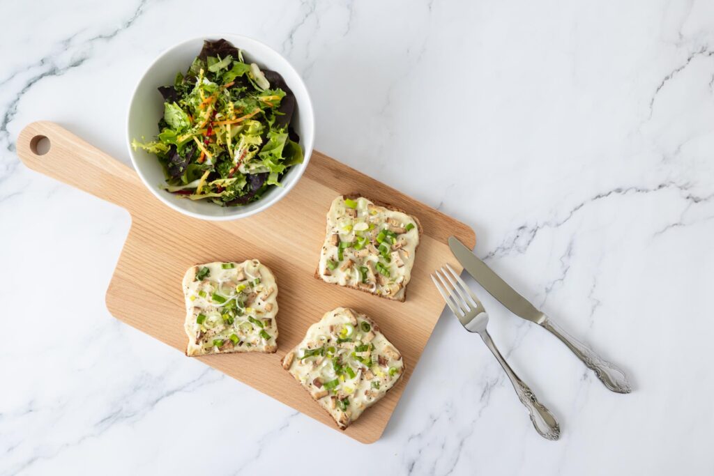 veganer Flammkuchen Toast mit Salat