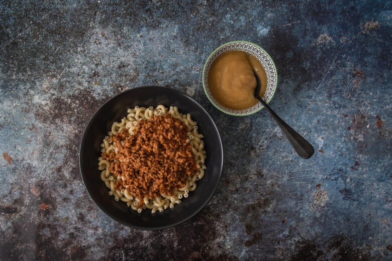 Ghackets mit Hörnli vegan und veganem Apfelmuss