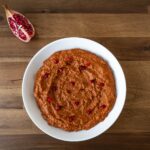 Muhammra mit Granapfel neben Schale
