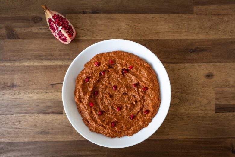 Muhammra mit Granapfel neben Schale