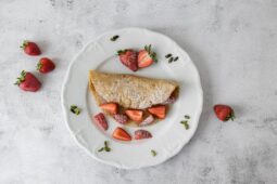 vegane süsse Omeletten mit Erdbeeren und Seidentofu