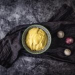 Veganes Aioli von oben mit Knoblauch