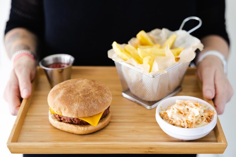 Burger und Fries auf Tablett von vorne