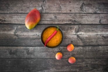 mango aprikosen chutney mit chili auf schuessel