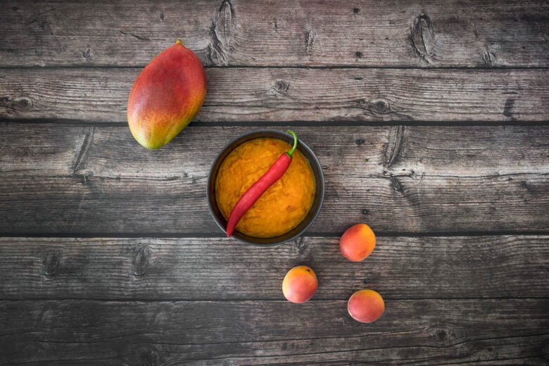 mango aprikosen chutney mit chili auf schuessel