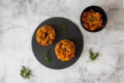 Veganer Lachs auf Beagel von oben mit Schale voll Karotten Lachs