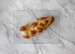 Veganer Zopf auf Gitter von oben