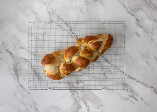 Veganer Zopf auf Gitter von oben