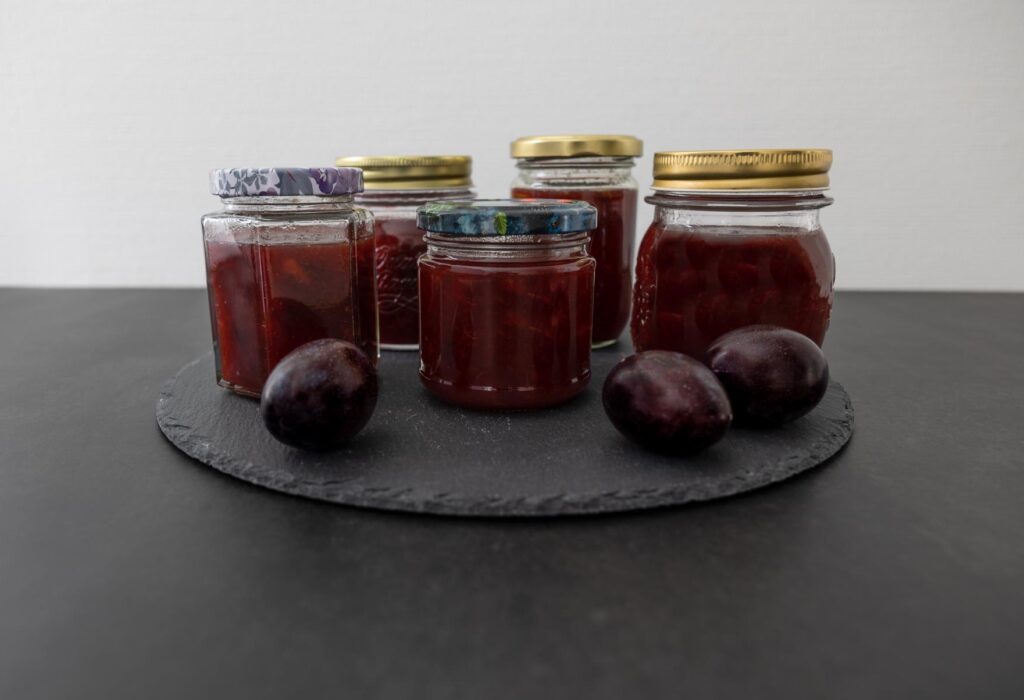 Zwetschgen-Konfiture mit Schuss von der Seite mit Zwetschgen