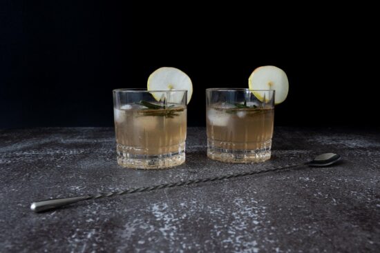 Birnen Wodka Tonic von der Seite