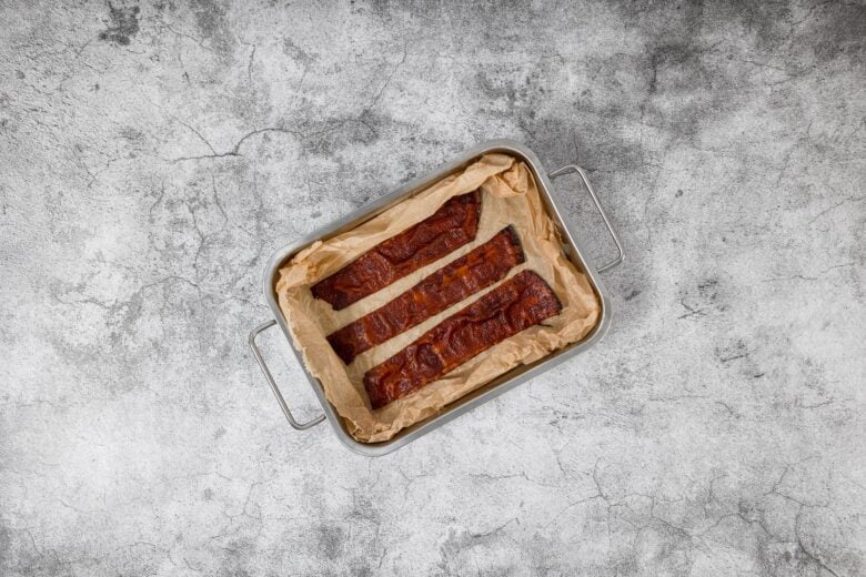 Veganer Bacon in Schale von oben