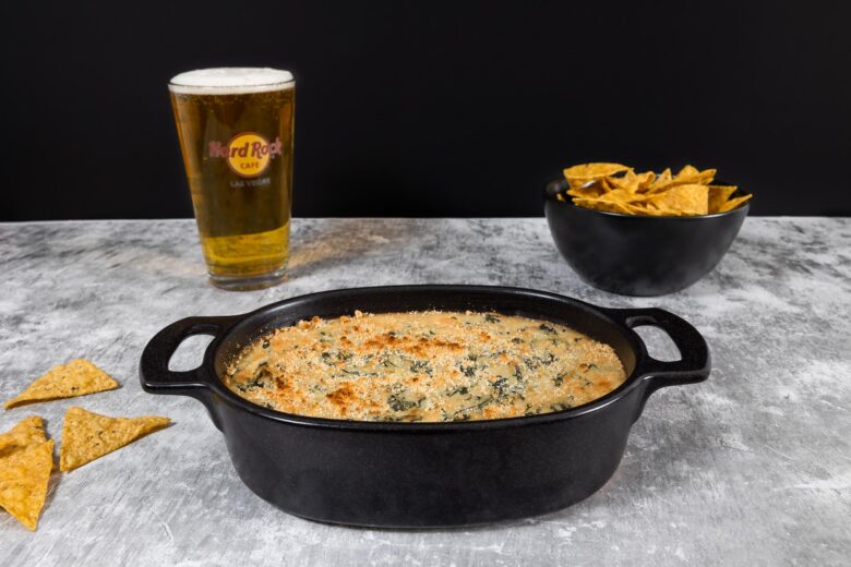 Spinat Artischocken Dip mit Bier im Hintergrund