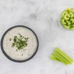 Ranch Dressing mit Sellerie im Glas