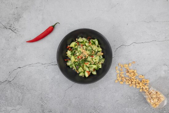 Thai Gurkensalat mit Chili und Erdnüssen