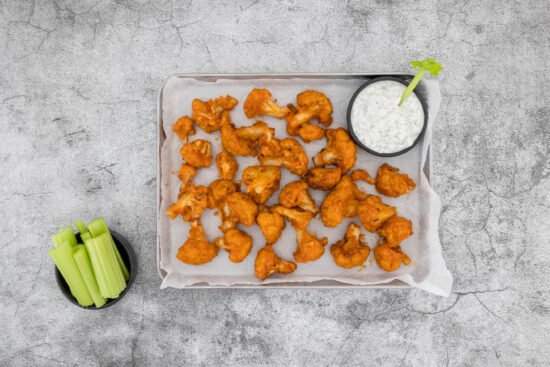 cauliflower buffalo wings mit sellerie und ranch dressing