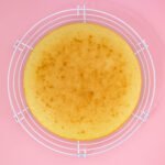veganer Biskuit Teig gebacken Nahaufnahme von oben