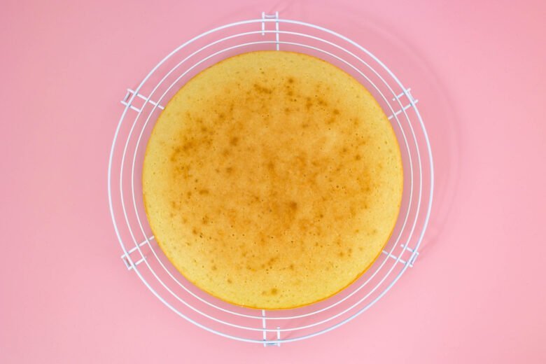 veganer Biskuit Teig gebacken Nahaufnahme von oben