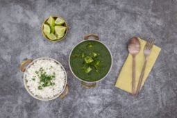 Veganes Palak Paneer mit Tofu in Schalen