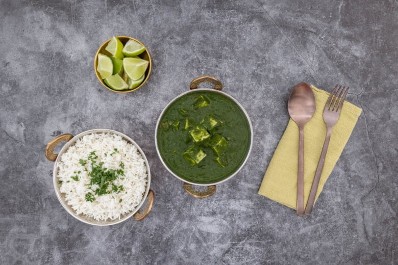 Veganes Palak Paneer mit Tofu in Schalen