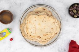 fladenbrot ohne hefe von oben mit harissa und serviette