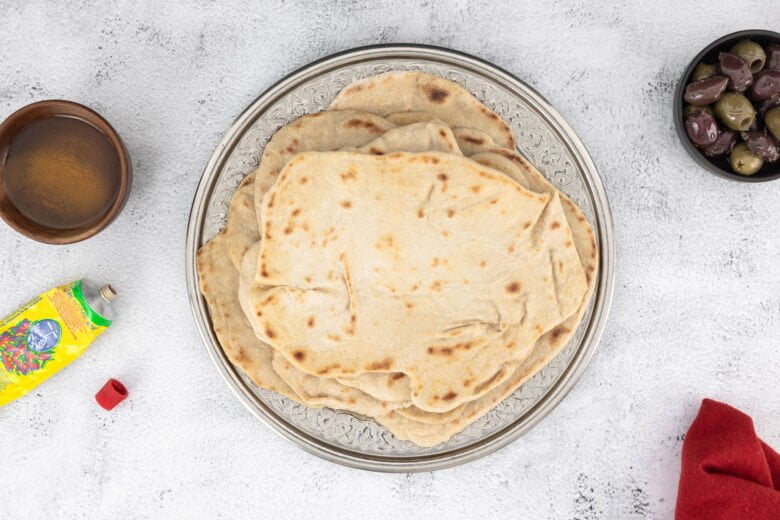 fladenbrot ohne hefe von oben mit harissa und serviette