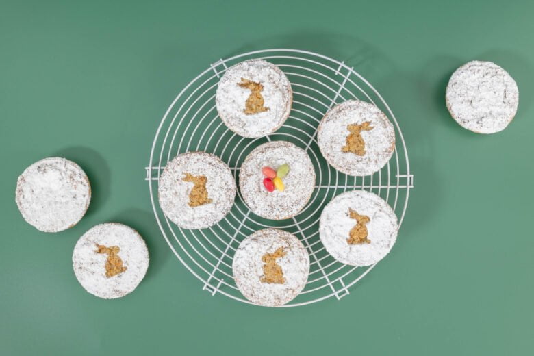 osterkuechlein vegan auf gitter und chuechlein daneben