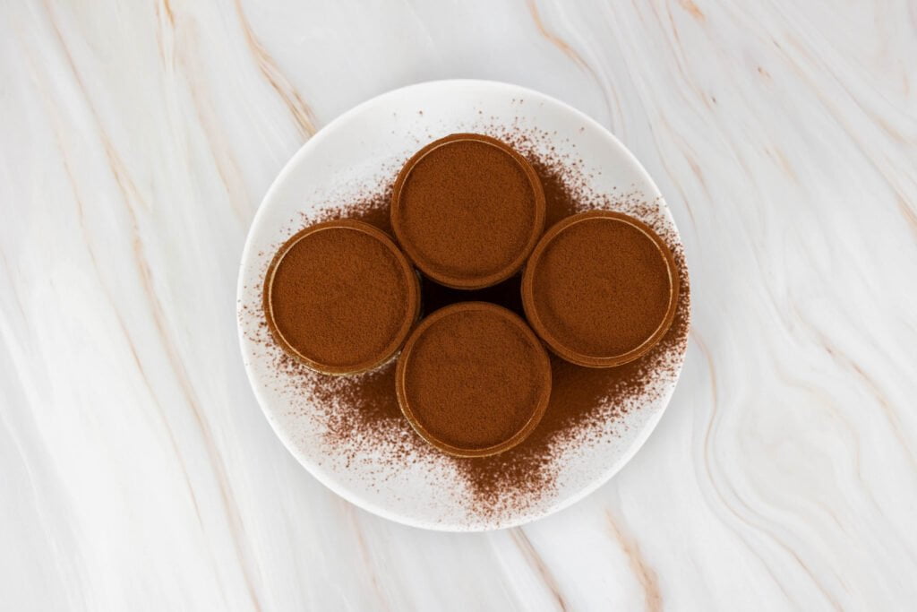 veganes tiramisu ohne ei von oben mit kakaopulver