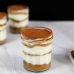 veganes tiramisu ohne ei von vorne mit loeffel