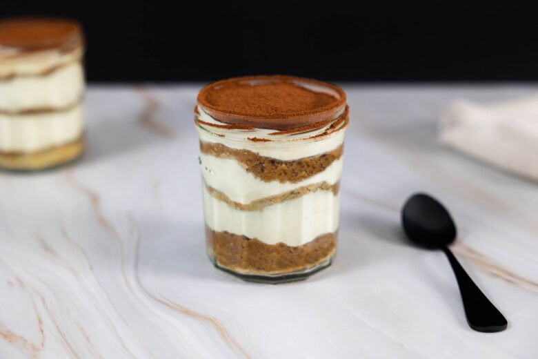 veganes tiramisu ohne ei von vorne mit loeffel und zweitem glas