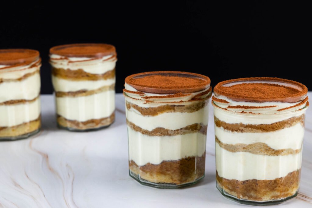 veganes tiramisu ohne ei mit vier glaesern