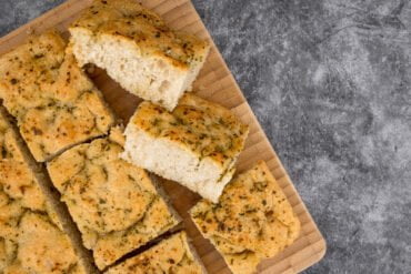 focaccia all aglio aufgeschnitten von obe