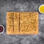 focaccia all aglio gebacken auf tisch