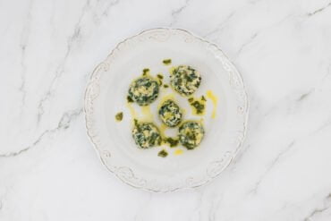 gnudi auf dem teller mit salbei butter