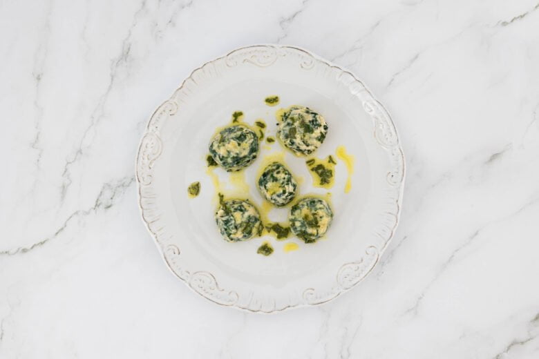 gnudi auf dem teller mit salbei butter