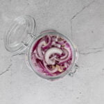 Red Onion Pickles geschnitten im Glas