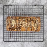 Tiroler Nusscake ohne Ei von oben auf Gitter