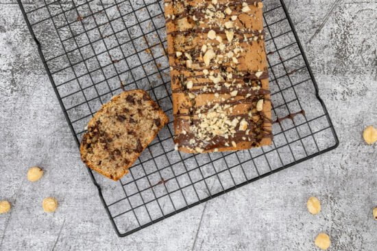 Tiroler Nusscake ohne Ei auf Gitter abgeschnitten