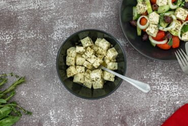 Tofu Feta in Schale
