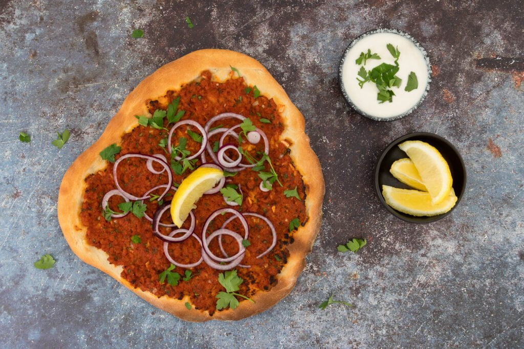 Lahmacun vegan mit zitrone und zwiebel darauf