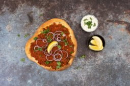 Lahmacun vegan mit zitrone und joghurt