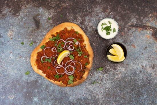 Lahmacun vegan mit zitrone und joghurt