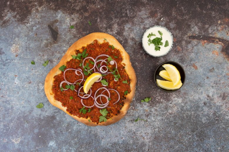 Lahmacun vegan mit zitrone und joghurt