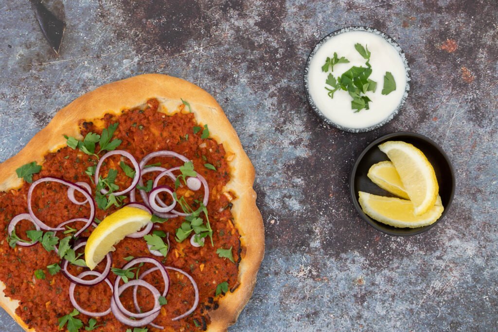 lamachun vegan auf tisch mit joghurt