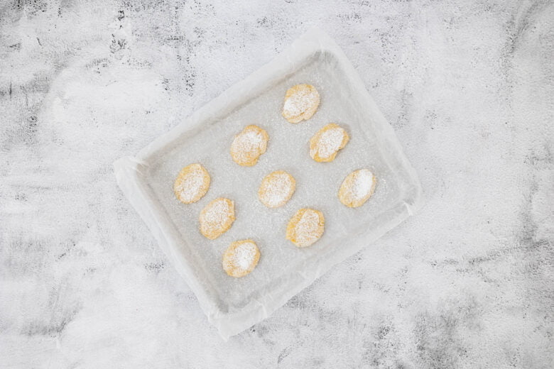 ricciarelli ohne ei auf blech und backpapier von oben