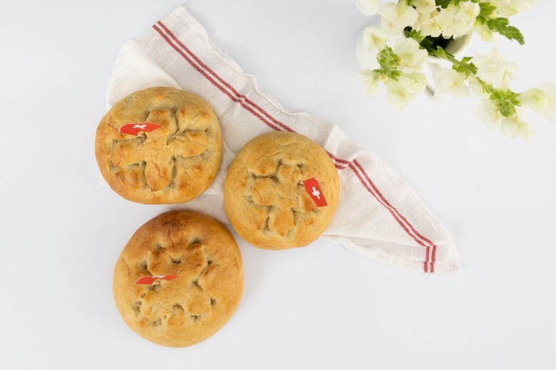 vegane 1. August Weggen von oben auf Küchentuch