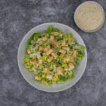 caesar salad aufnahme von oben mit sauce und croutons
