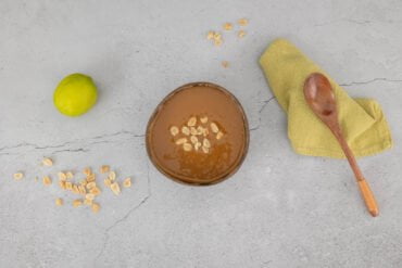 erdnuss sauce mit limette und holzloeffel