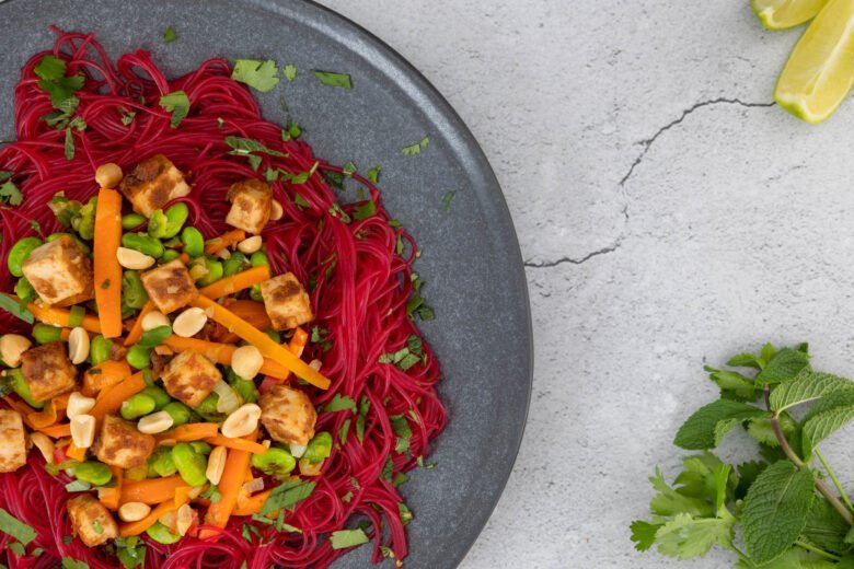 rainbow_glasnudel_salat_mit_erdnuss_tofu von oben