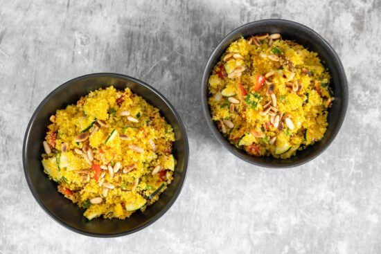 Couscous Salat mit Safran in zwei Schalen